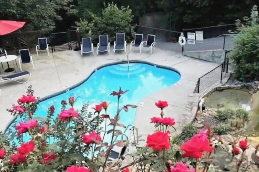 Cozy Cabin! Hot Tub, King Bed, Fireplace, & Pool Gatlinburg Exterior photo